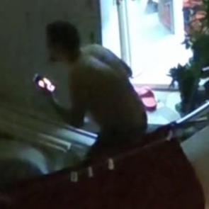 Adana&rsquo;da bir gen&ccedil; eline aldığı kolonya şişesiyle herkesi tehdit etti