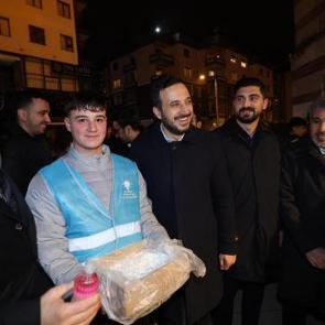 AK Parti'den İstanbul'da vatandaşlara lokum ikramı!