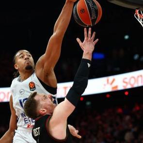 Anadolu Efes, Bayern'i son saniyede devirdi