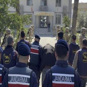 Annesini odunla başına vurup, &ouml;ld&uuml;rd&uuml;