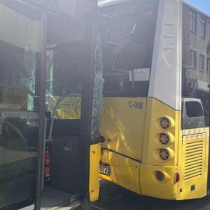Ataşehir'de İETT otob&uuml;sleri &ccedil;arpıştı: 1 yaralı