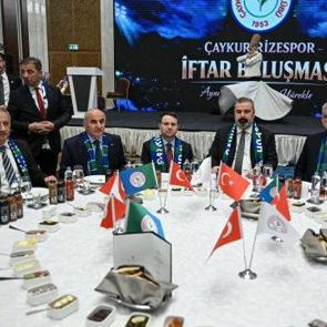 Bakan G&uuml;rlek, &Ccedil;aykur Rizespor iftarına katıldı