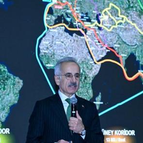 Bakan Uraloğlu: H&uuml;rm&uuml;z Boğazı'ndan ilk T&uuml;rk gemisi ge&ccedil;ti!