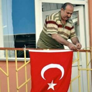 "Bayrak asan dayı" yıllar sonra ortaya &ccedil;ıktı! T&uuml;rk bayrağının yanına onu da ekledi!