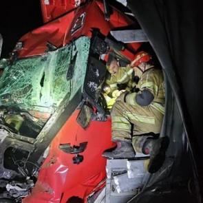 Bursa'da 2 tır &ccedil;arpıştı: 1 kişi hayatını kaybetti