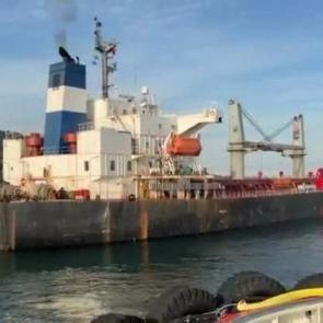 &Ccedil;anakkale Boğazı'nda karaya oturan gemi kurtarıldı