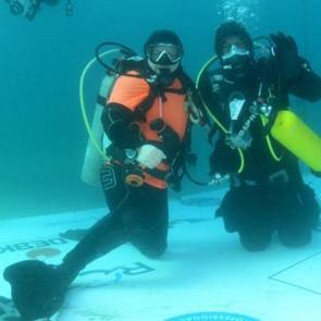 &Ccedil;anakkale şehitleri i&ccedil;in d&uuml;nya rekoru kırdı! 36 saat su altında kaldı