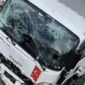  &Ccedil;atalca'da kamyonun ref&uuml;je saplandığı anlar kamerada