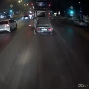 &Ccedil;ekiciye y&uuml;klenen otomobil, yola d&uuml;şt&uuml; o anlar b&uuml;y&uuml;k paniğe neden oldu