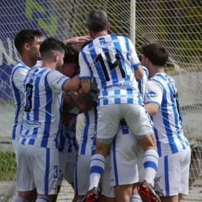 Fenerbah&ccedil;e'nin eski golc&uuml;s&uuml; 45 yaşında atmaya devam ediyor