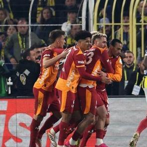 Galatasaray Fenerbah&ccedil;e'yi yakaladı!