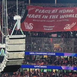 Galatasaray-Liverpool ma&ccedil;ına damga vurdu! İngilizlerden Atat&uuml;rk pankartı