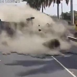 Guatemala'da feci kaza! Karşı şeride ge&ccedil;en tır ara&ccedil;ları bi&ccedil;ti, 3 &ouml;l&uuml;