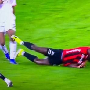 Hakem devam ettirdi: Uyarı VAR'dan geldi! Başkent'te kırmızı kart &ccedil;ıktı