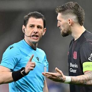 Halil Umut Meler, Leverkusen-Arsenal ma&ccedil;ında verdiği kararla Devler Ligi'nde g&uuml;ndem oldu!