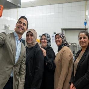 Hollanda Başbakanı M&uuml;sl&uuml;manlarla birlikte iftar yaptı