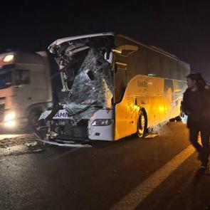 İki ilimizde yolcu otob&uuml;sleri kaza yaptı: &Ouml;l&uuml; ve yaralılar var!