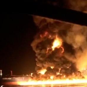 İran k&ouml;rfezde ABD gemisini vurduğu anları paylaştı