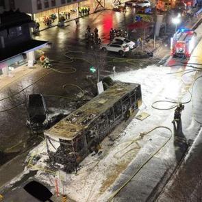 İsvi&ccedil;re'de yolcu otob&uuml;s&uuml; yandı: 6 &ouml;l&uuml;!