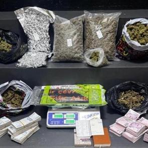 İzmir narkotik ekiplerinden zehir tacirlerine dev darbe: 10 ş&uuml;pheli tutuklandı