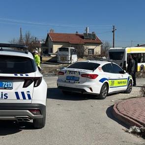 Konya'da feci kaza! Servis aracı belediye otob&uuml;s&uuml;yle &ccedil;arpıştı: 20 yaralı