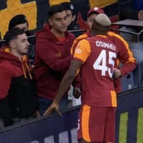 Ma&ccedil; &ouml;ncesi duygusal koreografi! Osimhen g&ouml;zyaşlarını tutamadı