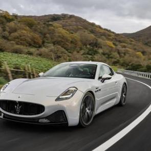 Maserati GranTurismo ve GranCabrio modellerine prestijli &ouml;d&uuml;l