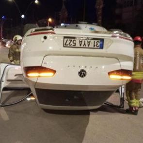 Motosiklete &ccedil;arpan otomobil takla atarak ters d&ouml;nd&uuml;: 2 yaralı