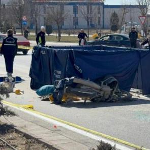 Motosikletiyle hafif ticari araca &ccedil;arpan kurye &ouml;ld&uuml;