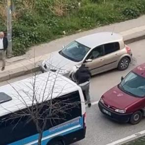Otomobil s&uuml;r&uuml;c&uuml;s&uuml; motosikletliye copla saldırdı