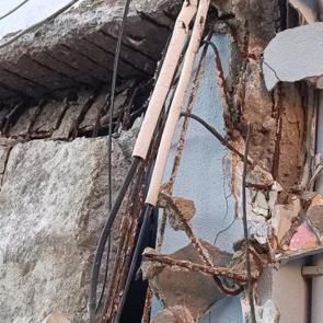 Pendik'te panik anlar: Okulun giriş sa&ccedil;ağı &ccedil;&ouml;kt&uuml;