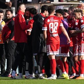 Rekor i&ccedil;in sahaya &ccedil;ıkıp, hezimete uğradılar! Liderlik tehlikeye girdi