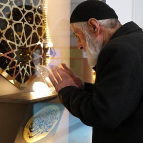 Sakal-ı Şerif&rsquo;in her g&uuml;n ziyarete a&ccedil;ık olduğu camiye yoğun ilgi