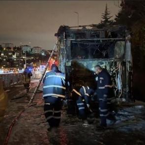 Seyir halindeki metrob&uuml;s, k&ouml;pr&uuml; girişinde alev alev yandı!