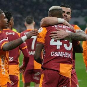 Takım arkadaşından Osimhen'e b&uuml;y&uuml;k &ouml;vg&uuml;: Higuain ve Falcao ile oynadım onun gibisi yok!