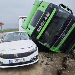 Tır otomobilin &uuml;st&uuml;ne devrildi