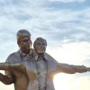 Titanik filmi &uuml;zerinden Trump ve k&uuml;resel sapık Epstein&rsquo;a g&ouml;nderme: Heykelleri dikildi!