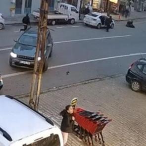 Trabzon&rsquo;da otomobilin &ccedil;arptığı gen&ccedil; kadın metrelerce savruldu! O anlar kamerada