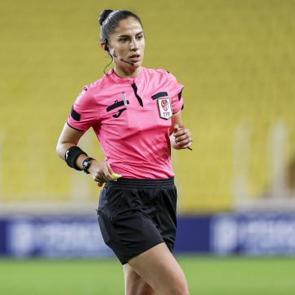 T&uuml;rk futbol tarihinde bir ilk! S&uuml;per Lig ma&ccedil;ını kadın hakem y&ouml;netecek