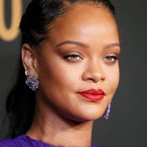 &Uuml;nl&uuml; şarkıcı Rihanna'nın evine silahlı saldırı d&uuml;zenlendi