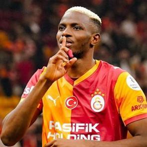 2 d&uuml;nya devi Liverpool ma&ccedil;ında izledi! G.Saray'dan Osimhen i&ccedil;in tarihi bonservis talebi