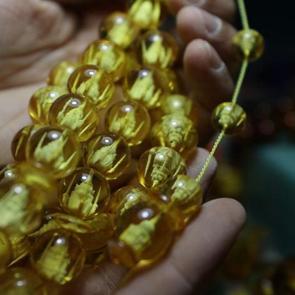 Yapımı aylarca s&uuml;r&uuml;yor, tek ustası Mardin&rsquo;de: Tespih tanelerine cami işleyen sanat