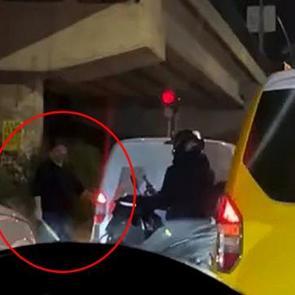 Yer: Adana! Sopayla aracından inen s&uuml;r&uuml;c&uuml;ye 201 bin TL ceza kesildi