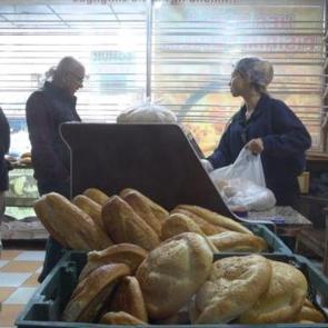 Zam yapmadı: Ekmeği ve pideyi 10 TL'den satıyor