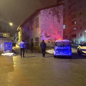 Gece yarısı korkun&ccedil; cinayet: Sokakta boğazı kesilmiş halde bulundu