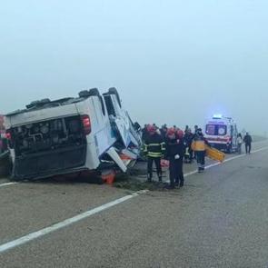 Adana'da devrilen yolcu otob&uuml;s&uuml;nde 2 kişi &ouml;ld&uuml;, 19 kişi yaralandı