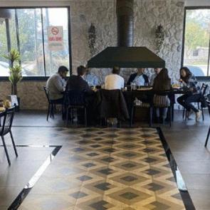 Adliyede destek pozu, sonra mangal sofrası