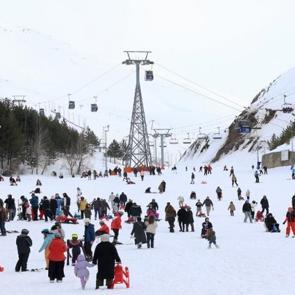 Bahar havasında kayak keyfi: Paland&ouml;ken Kayak Merkezi bayram tatilinde doldu taştı