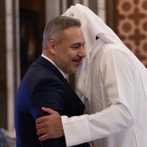 Bakan Fidan, Katar Emiri Al Thani ile bir araya geldi