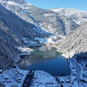 Beyaz &ouml;rt&uuml;yle kaplı Uzung&ouml;l&rsquo;de bayram yoğunluğu: Rezervasyonlar y&uuml;zde 80&rsquo;e ulaştı